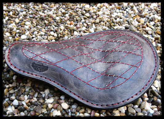 dhcustom triumph red diamonds solo seat - Triumph