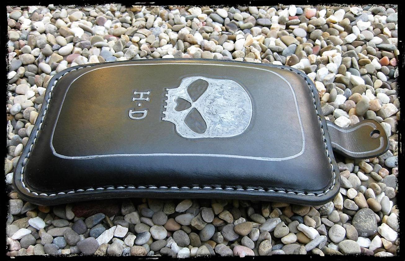 dhcustom skull HD blk with white threads leather pillion pad