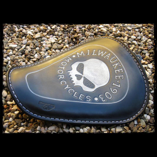 dhcustom milwaukee 1903 skull blk solo seat - 10-22 Sportster