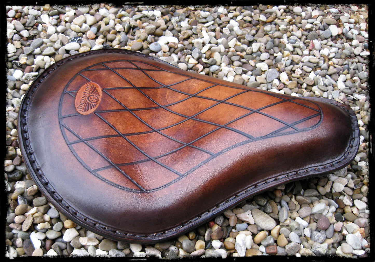 dhcustom triumph brown diamonds solo seat - Triumph