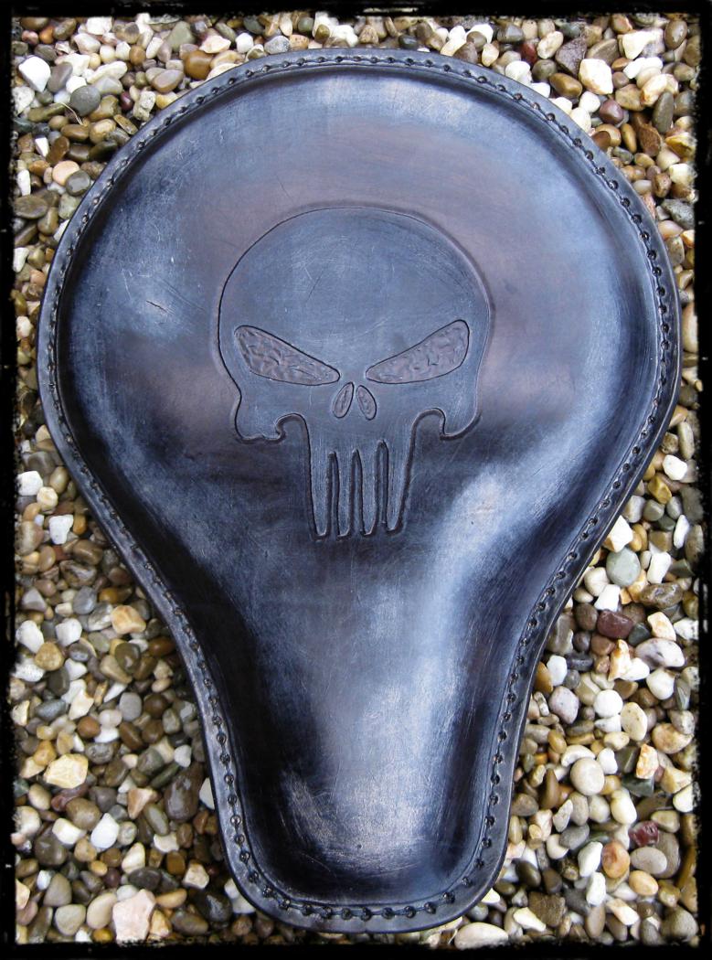 dhcustom blk old skull solo seat medium - universal