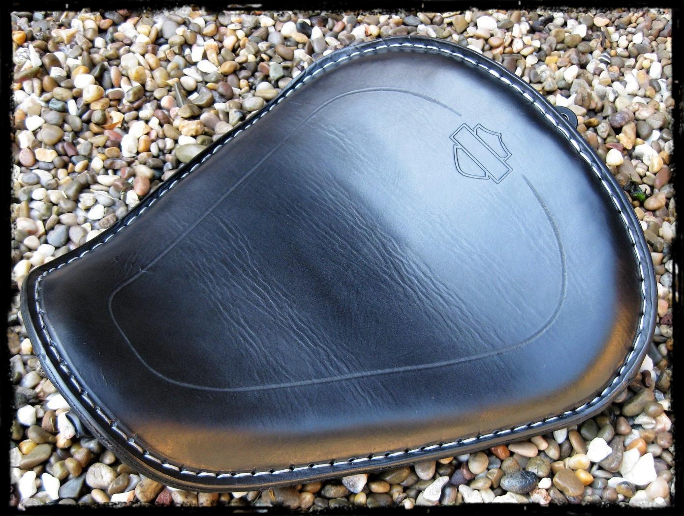 dhcustom up blk HD logo solo seat - 10-22 Sportster