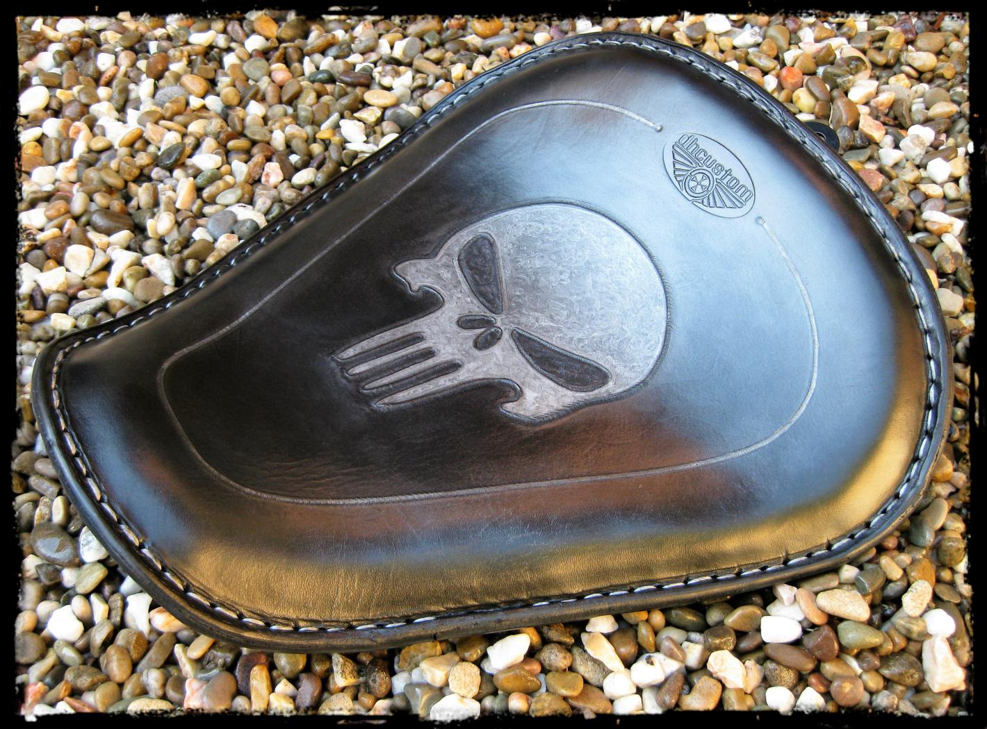 dhcustom up skull solo seat - 10-22 Sportster
