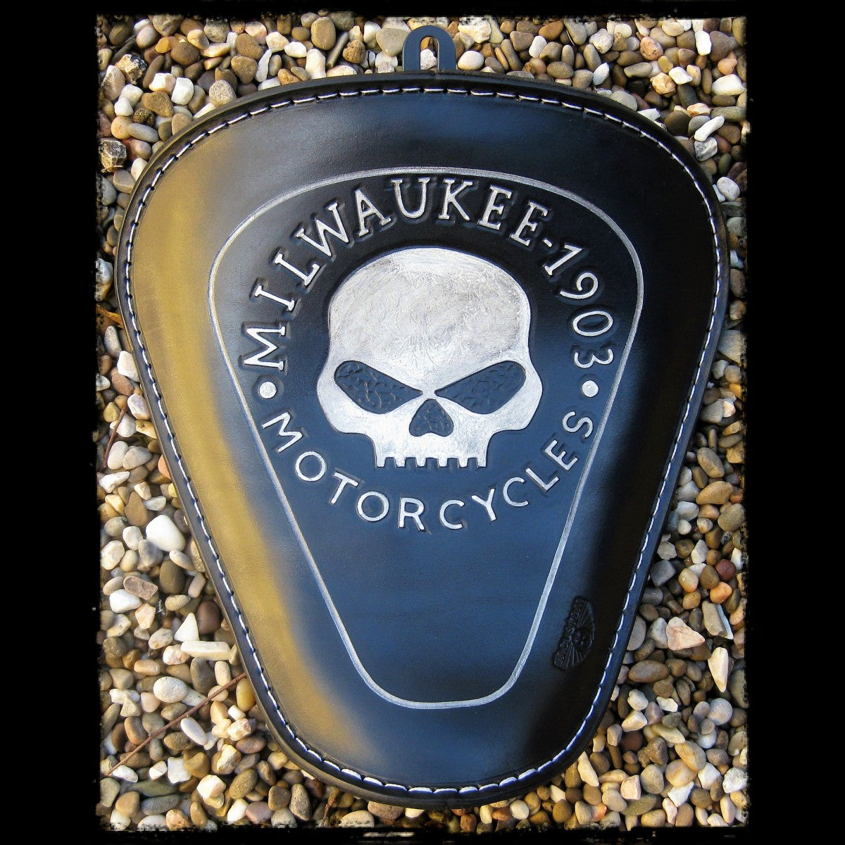 dhcustom milwaukee 1903 skull blk solo seat - 10-22 Sportster