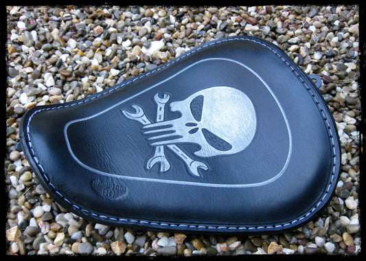 dhcustom up vintage blk skull solo seat - 10-22 Sportster