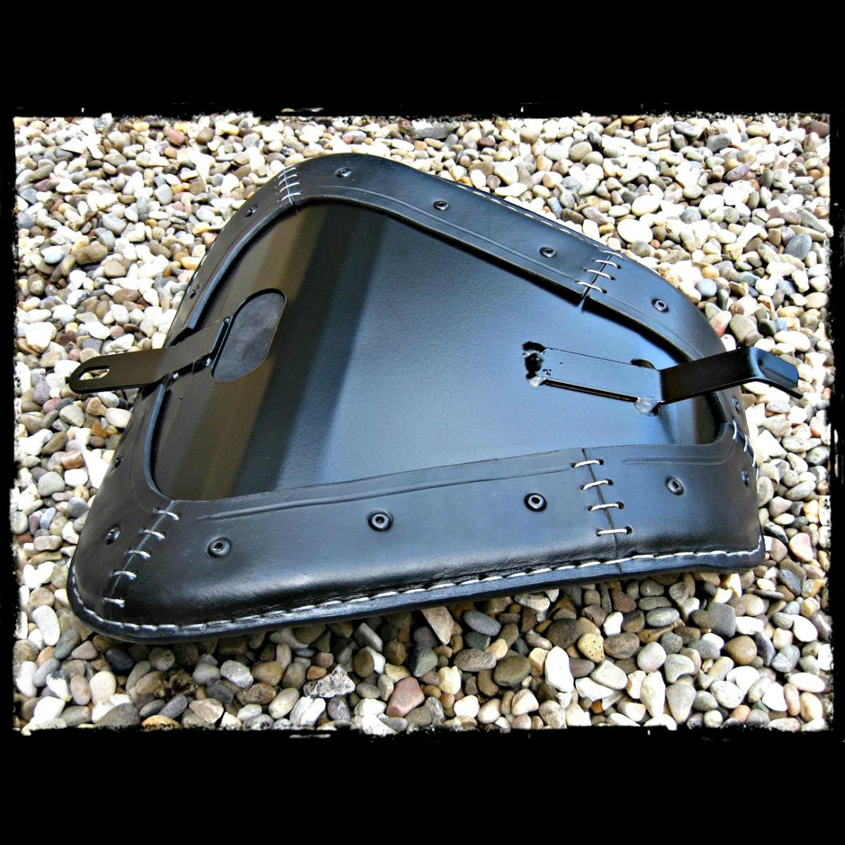 dhcustom milwaukee 1903 skull blk solo seat - 10-22 Sportster